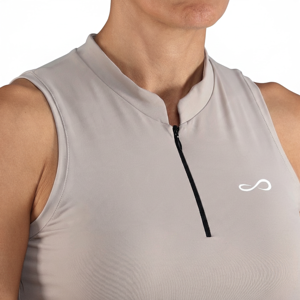Polo deportivo Endless MX sin mangas en color beige con cremallera invisible y tejido elástico transpirable.