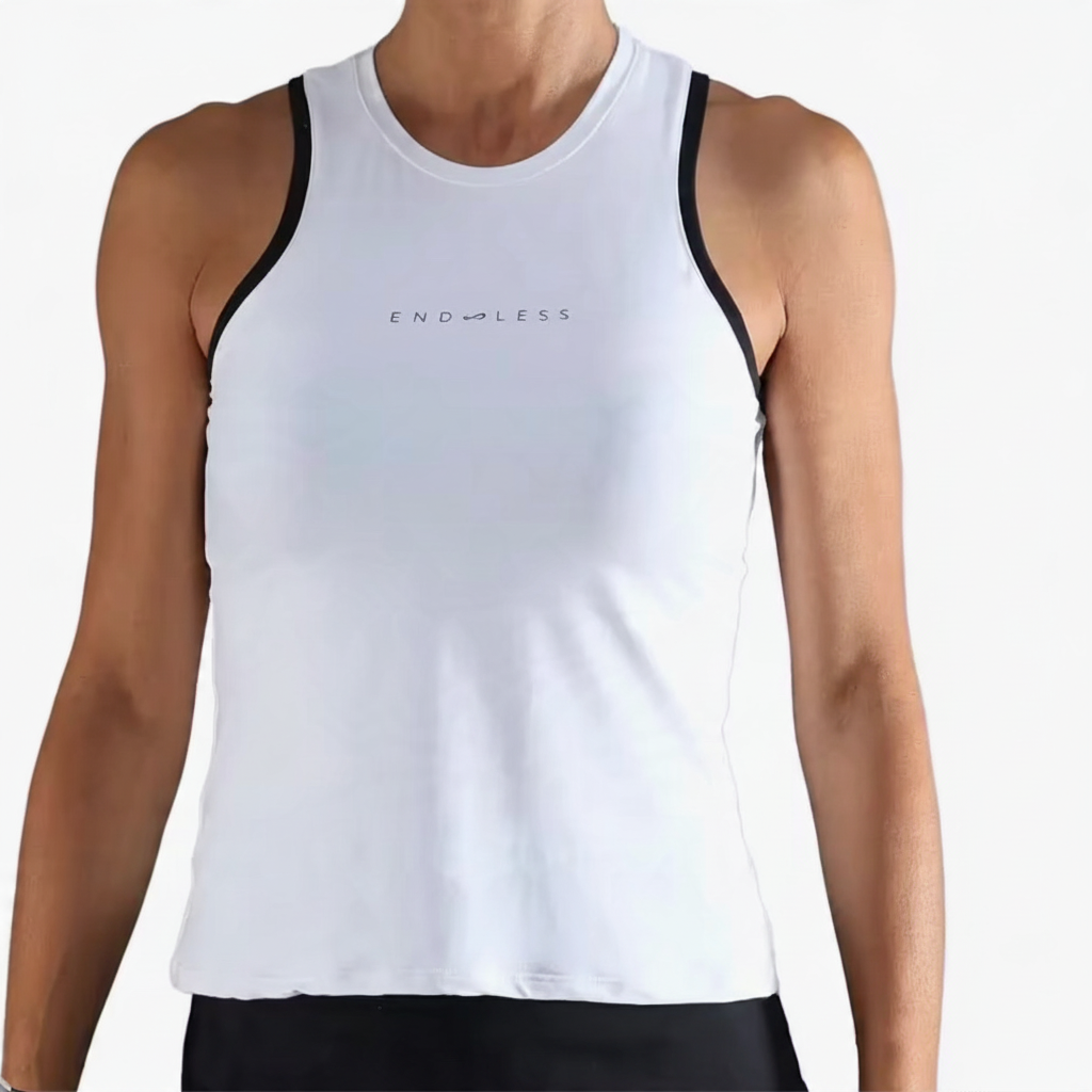 Top deportivo Endless MX blanco con cuello cerrado y detalles a contraste en sisas para tenis y pádel.